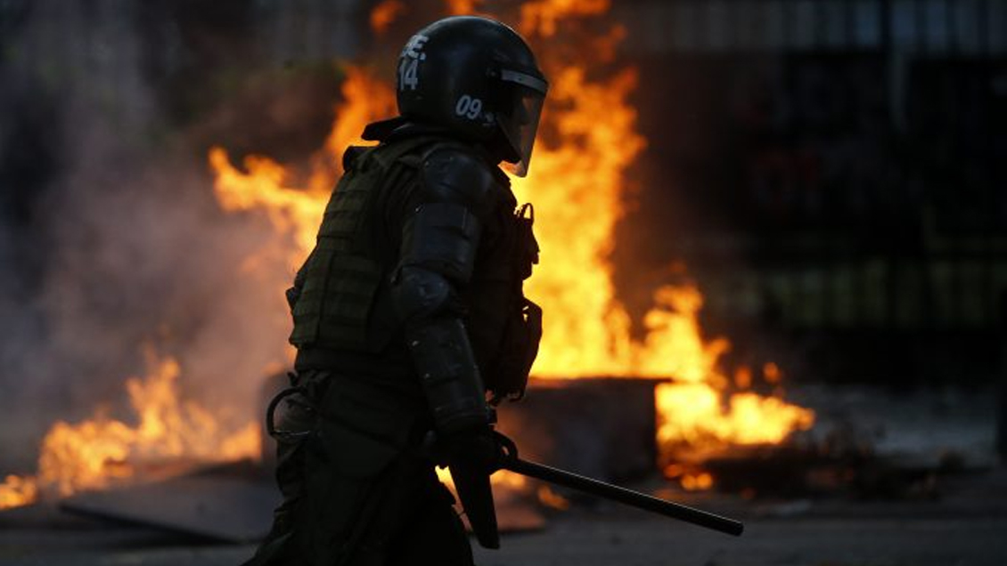 Turba ataca dependencias de Carabineros en Lo Espejo