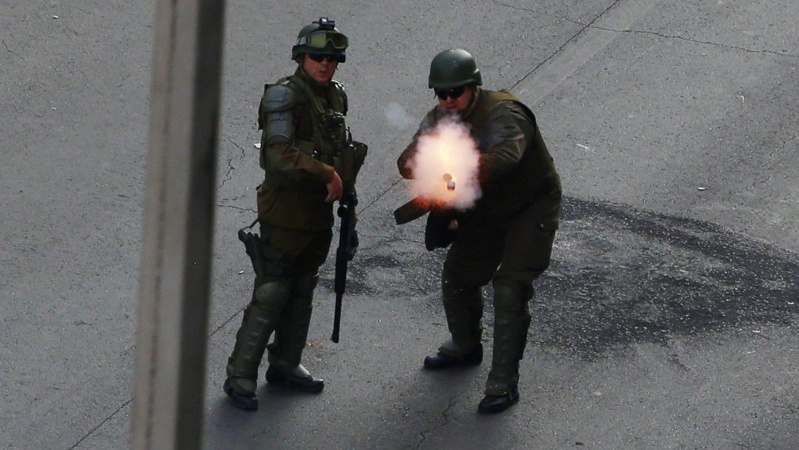 Carabinero acusado de herir con lacrimógena a una joven quedó con arresto domiciliario parcial