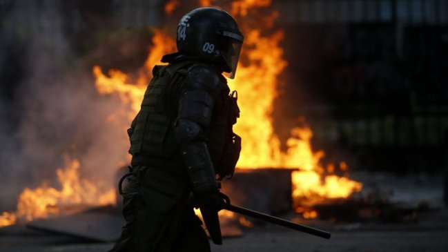 Turba ataca dependencias de Carabineros en Lo Espejo