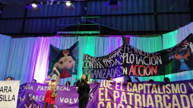 Masiva funa feminista a Pilar Sordo durante charla en Chiloé