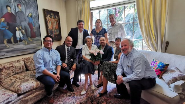  DC celebró a Leonor Oyarzún en su cumpleaños 101  