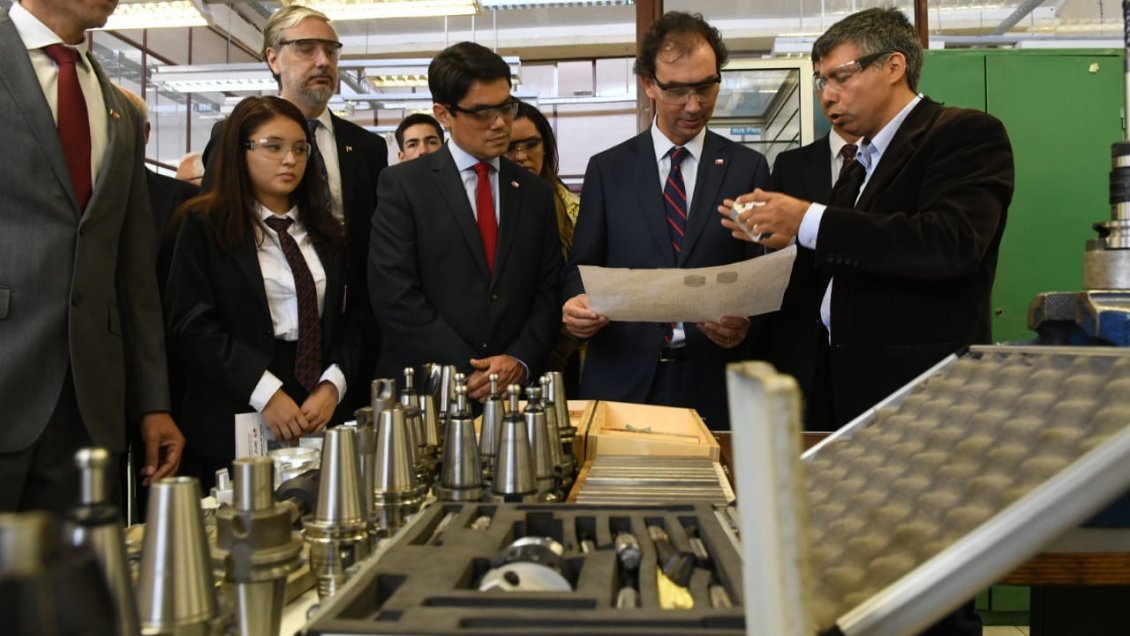 Mineduc entregó, por primera vez, útiles a escolares técnico-profesionales