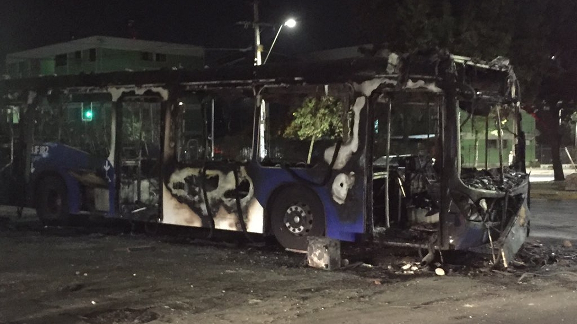 Por segunda noche consecutiva queman bus del Transantiago en San Joaquín