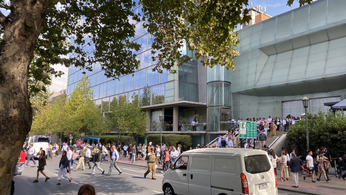 Objeto sospechoso obliga a evacuar edificio cercano al Parque Arauco