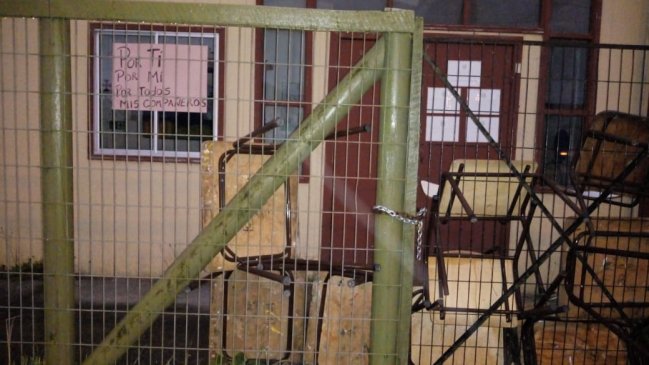 Escuela de Chaitén amaneció tomada en demanda de un nuevo edificio