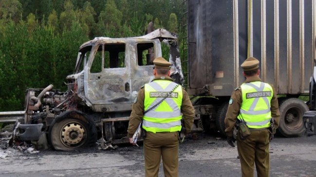 Nuevo ataque incendiario en La Araucanía: Tres máquinas fueron incendiados en la carretera