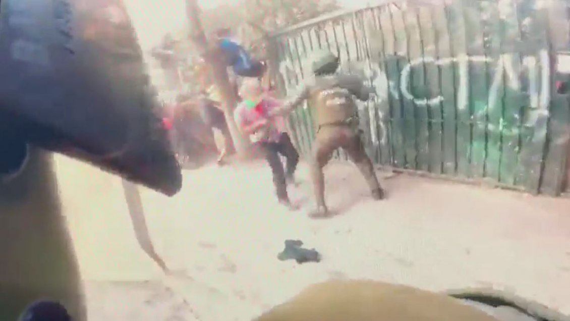 Carabinero que propinó golpiza a manifestante fue reasignado a labores administrativas