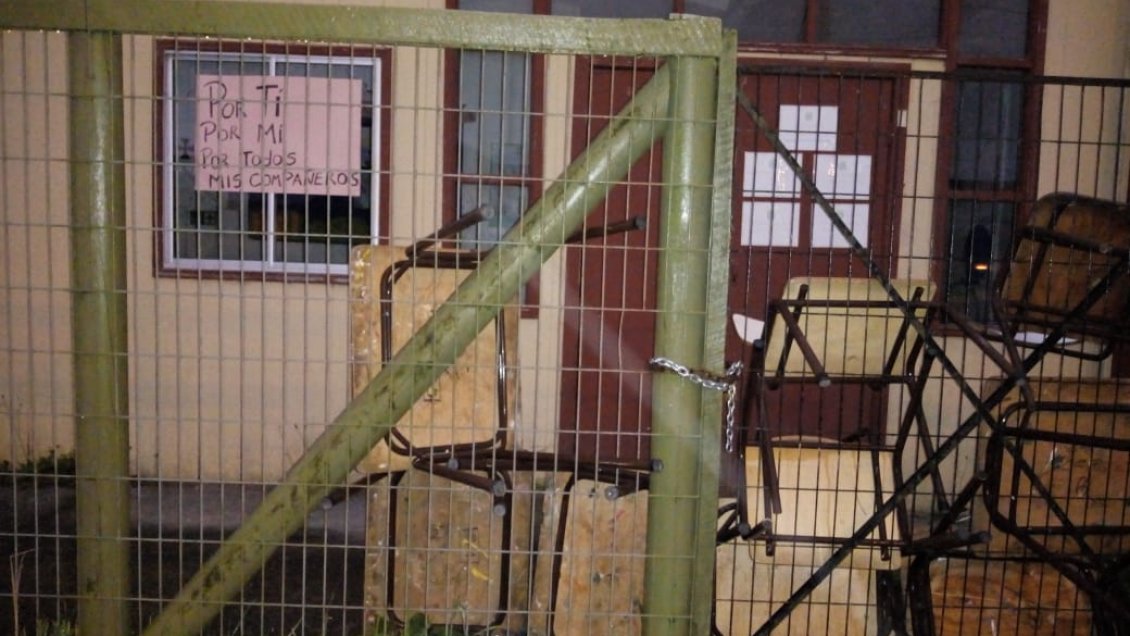 Escuela de Chaitén amaneció tomada en demanda de un nuevo edificio