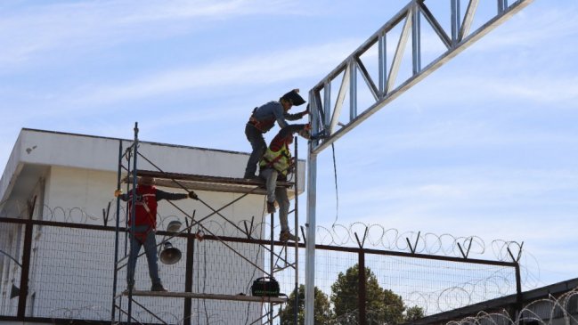Malla que impedirá lanzar drogas a la Cárcel de Chillán lleva 80% de avance