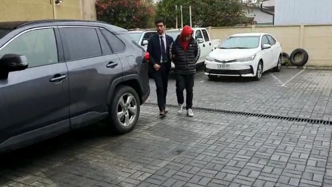 Sujeto intentó huir de la PDI saltando desde un edificio: Se resbaló por la lluvia y fue detenido