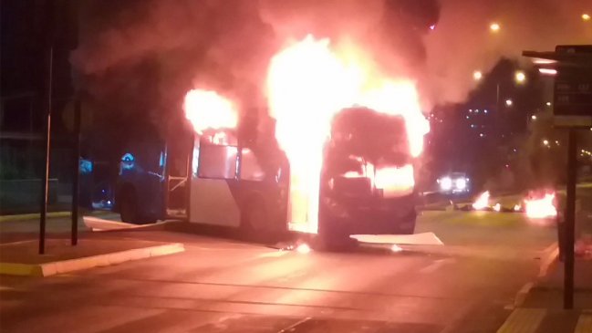 Nuevamente queman bus del Transantiago en La Granja