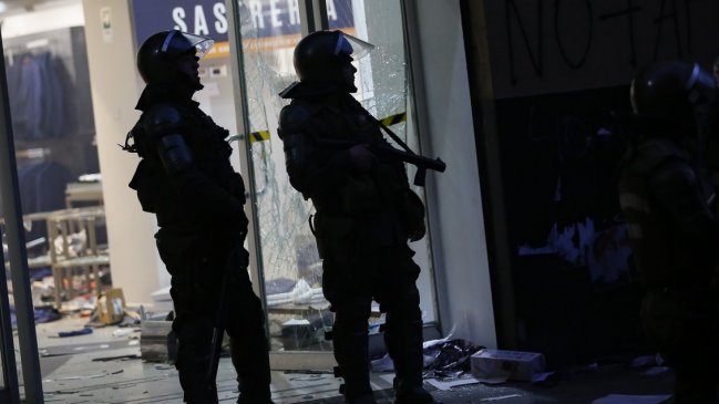 Carabineros detuvo a siete personas tras presunto saqueo a farmacia en Santiago