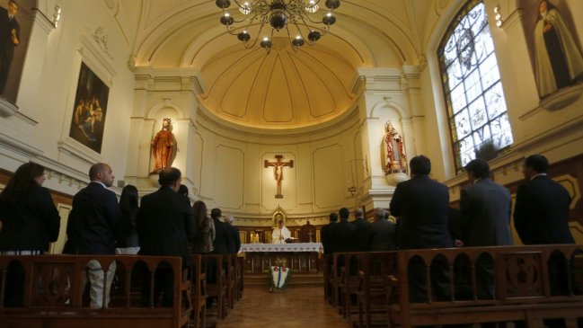 Covid-19: Arzobispado de Santiago pide a personas en grupos de riesgo no acudir a misa