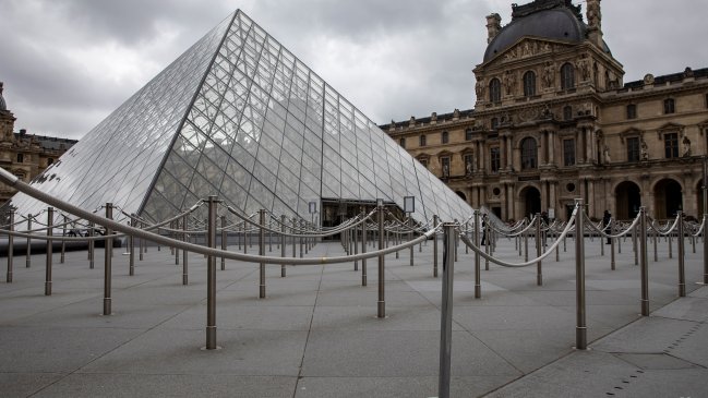Francia limita los desplazamientos durante 15 días para hacer frente al coronavirus