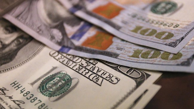 Nueva alza histórica: El dólar superó la barrera de los 860 pesos