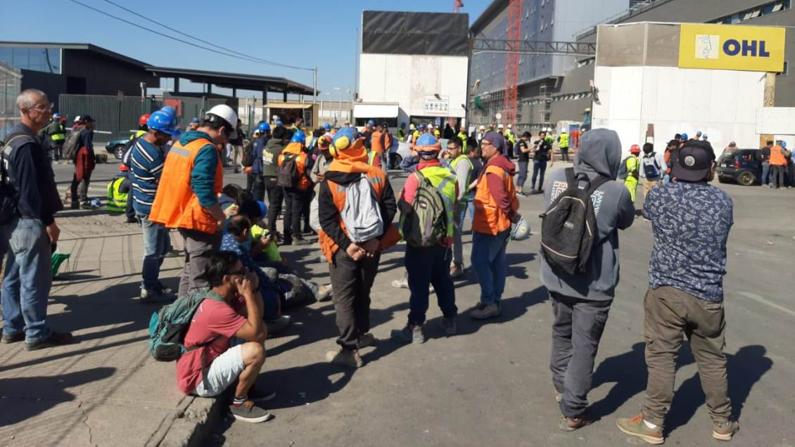 Trabajadores de la construcción del Hospital de Curicó protestaron por baja seguridad sanitaria