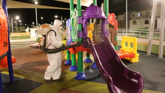 Espacios públicos de Caldera son sanitizados con amonio cuaternario