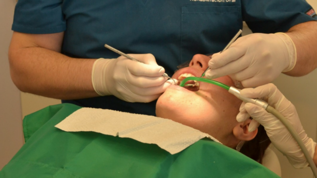 Fiscalía investigará a dentista que atendió pacientes pese a estar contagiado con coronavirus