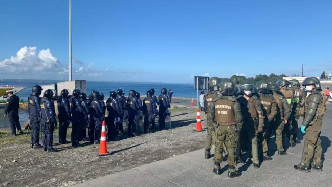 Carabineros y la Armada desbloquean acceso a Isla de Chiloé