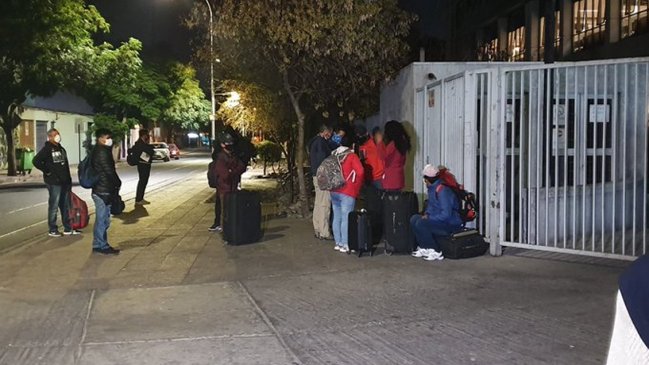 Otro bus devuelto a Santiago ante sospecha de Covid-19: chofer abandonó a pasajeros en la puerta del hospital