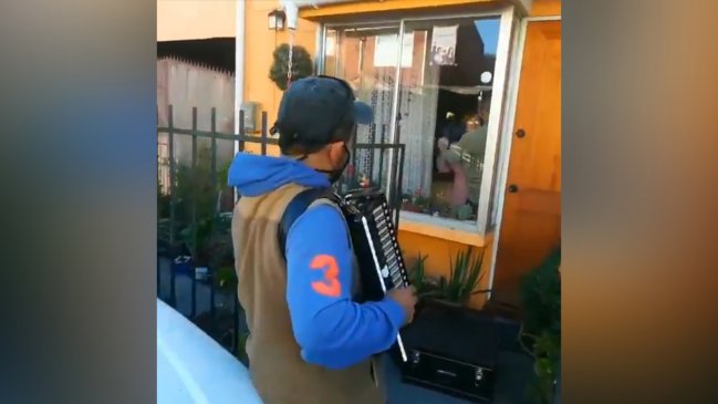 Joven que toca acordeón para sus padres enfermos: 