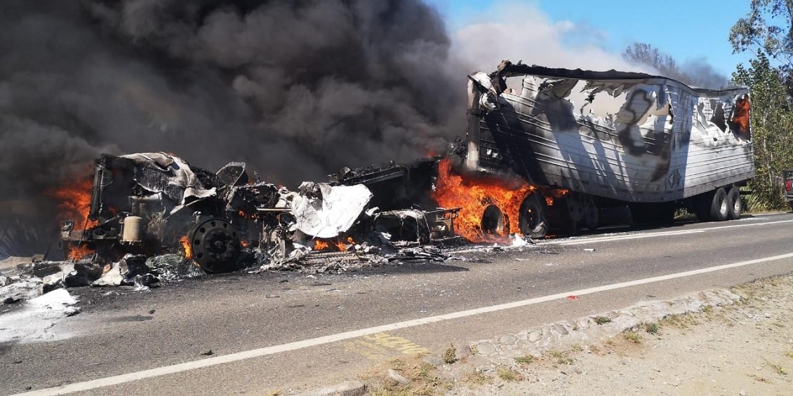 Turba de encapuchados quemó camión con 18 toneladas de jibia en Tirúa