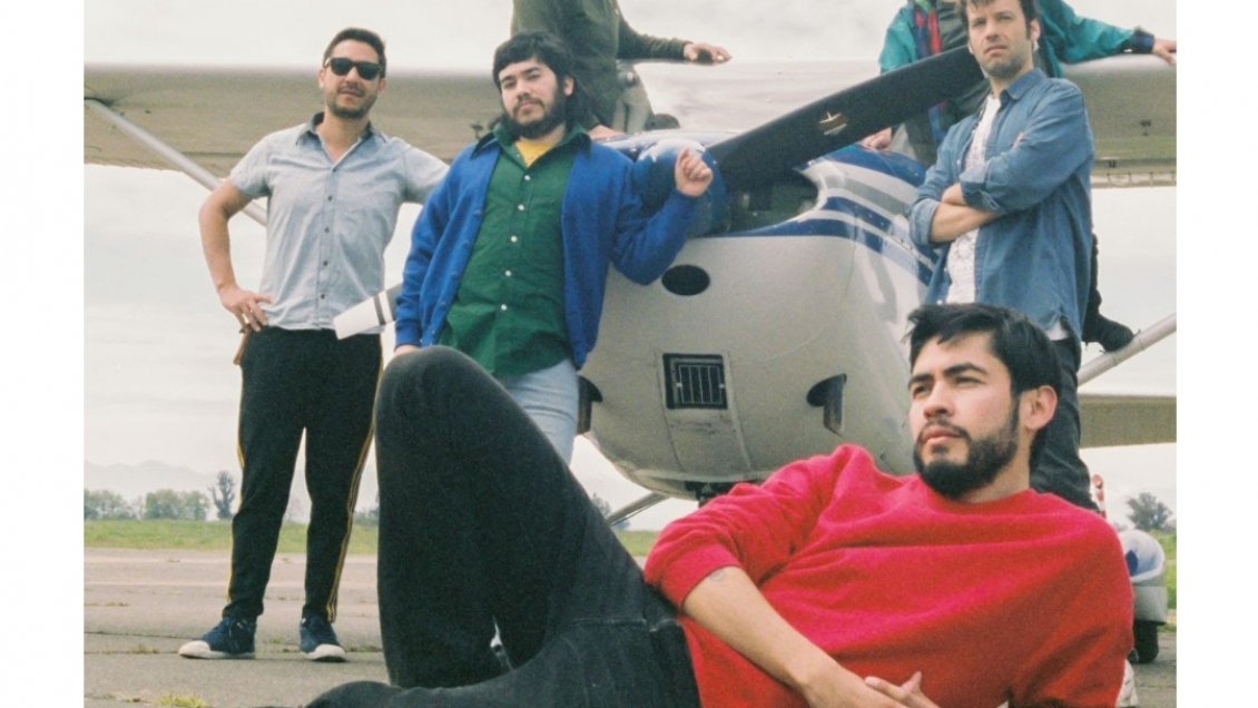 Ases Falsos se aventuró con dos adelantos de sus próximos dos álbumes