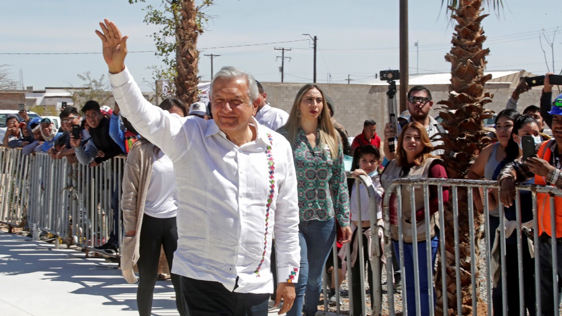 López Obrador origina revuelo por saludar a la madre del 