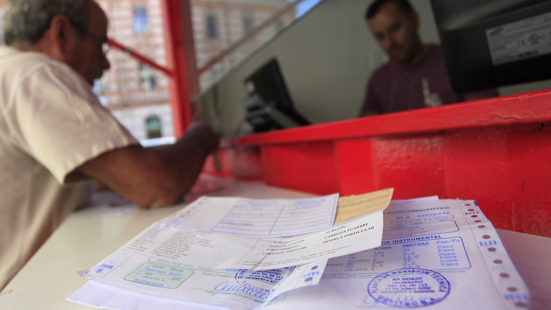 Los vacíos de la ley que prorroga el pago del permiso de circulación