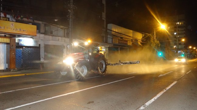 Tractores agrícolas regaron con agua y cloro calles de Puerto Montt