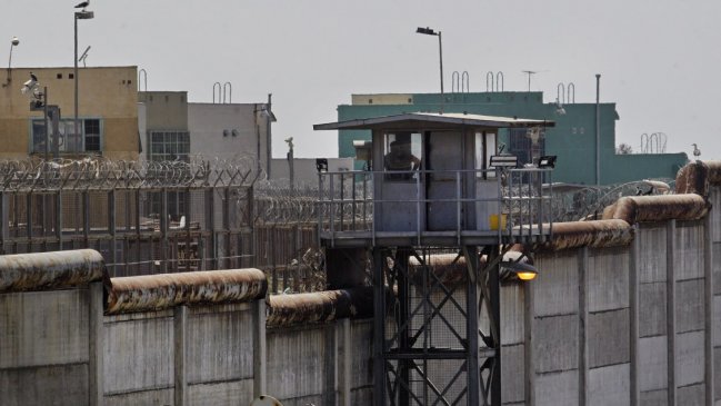 Senadores oficialistas van al TC contra ley de indultos conmutativos del Gobierno