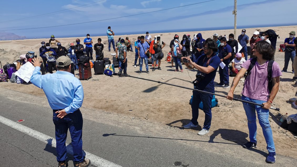 Ciudadanos peruanos acamparon en la frontera de Arica y Tacna exigiendo ingresar a su país