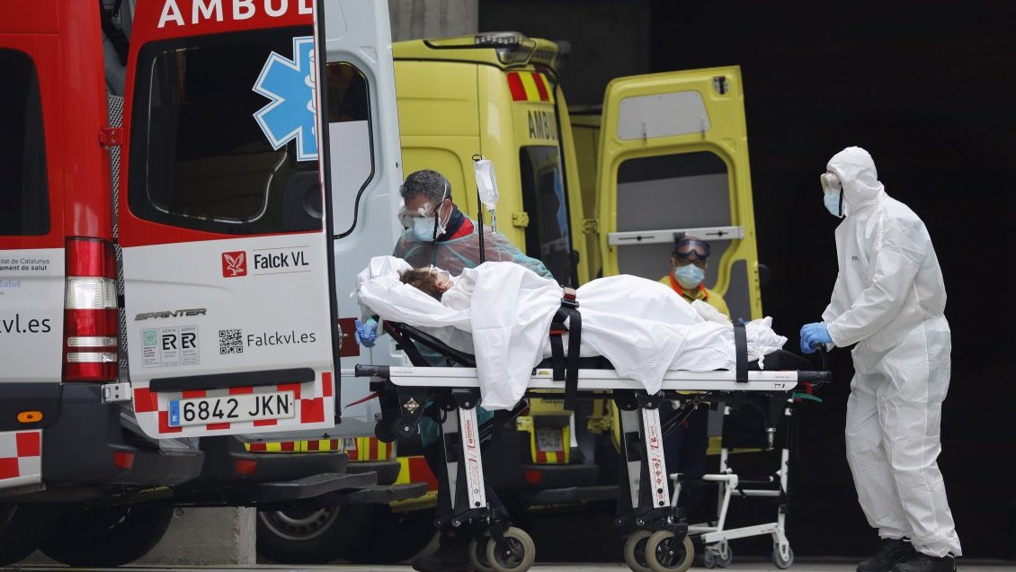 España registró un nuevo máximo diario de muertes por coronavirus