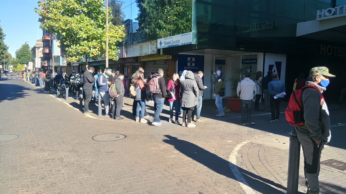 Despedidos de sus trabajos generan extensas filas en oficinas del seguro de cesantía en Concepción