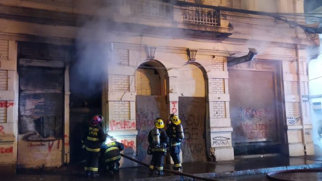 Bomberos controló incendio en edificio abandonado de Valparaíso