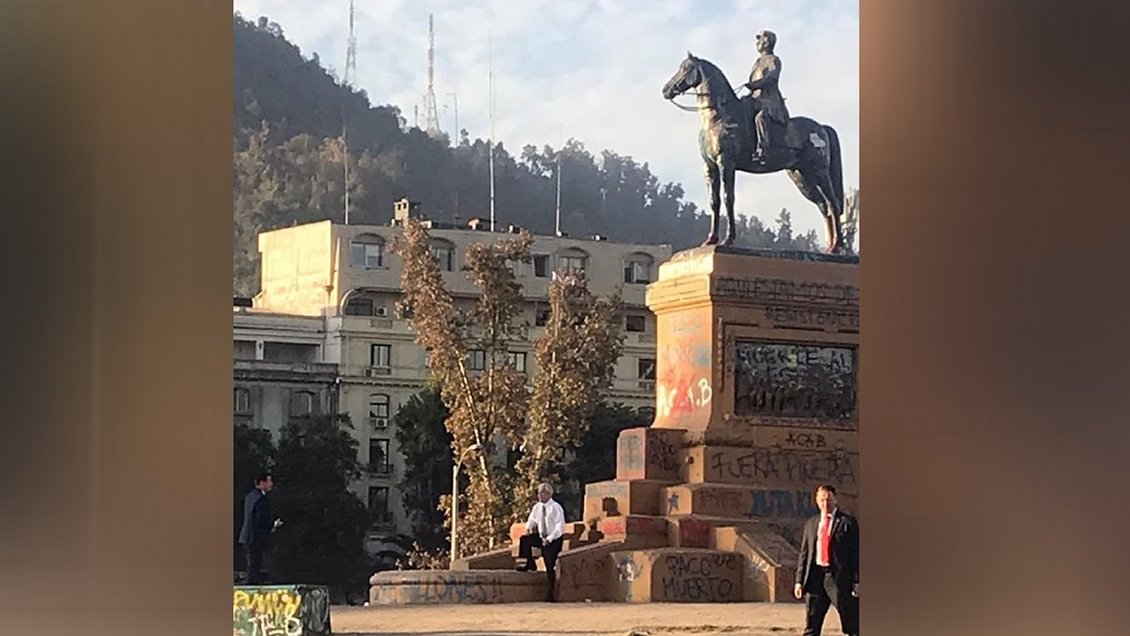 Sebastián Piñera hizo sorpresiva aparición en Plaza Baquedano y se tomó una fotografía