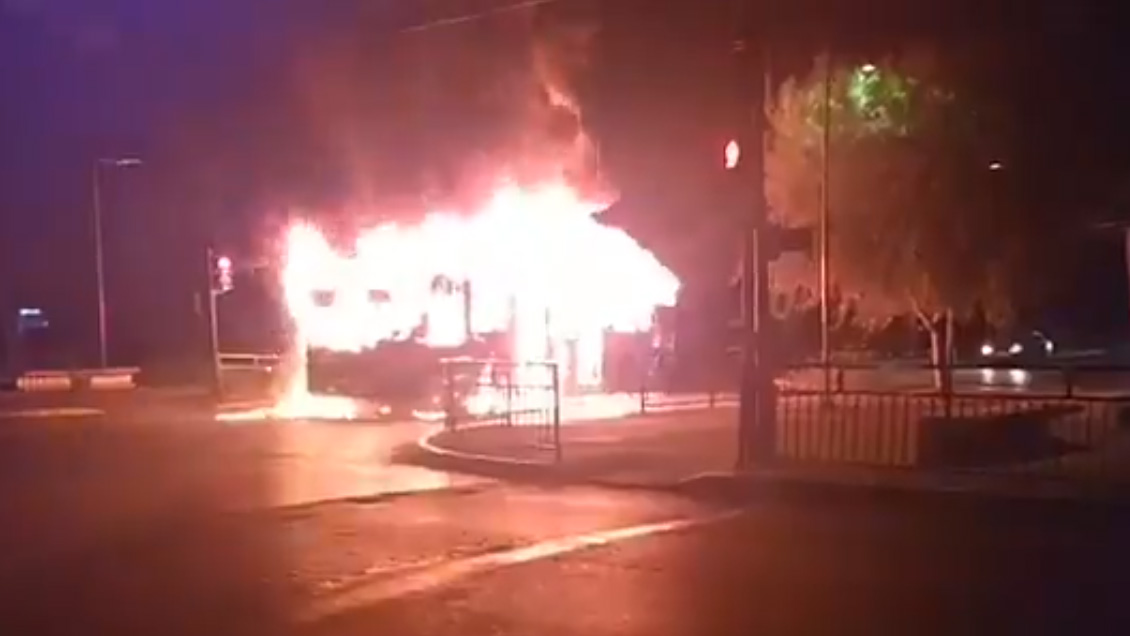 Desconocidos queman bus del Transantiago en Estación Central