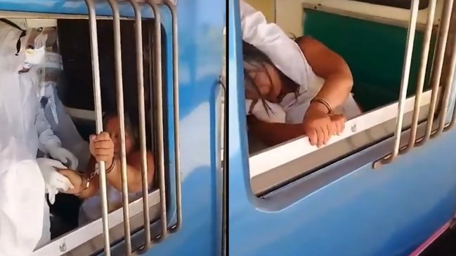  Mujer fue esposada a un tren tras escupir a pasajeros  
