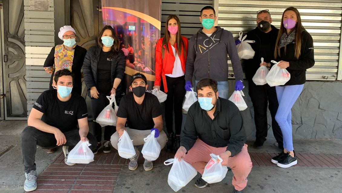 Puerto Montt: Trabajadores de un bar regalaron colaciones a quienes hacían filas para diversos trámites