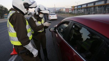 Carabineros fiscaliza a automovilistas en carreteras por Covid-19