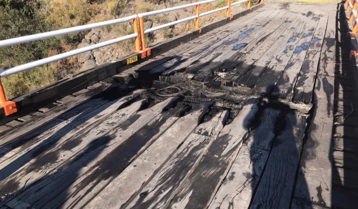 PDI investiga ataque incendiario a puente que une Tucapel y Antuco