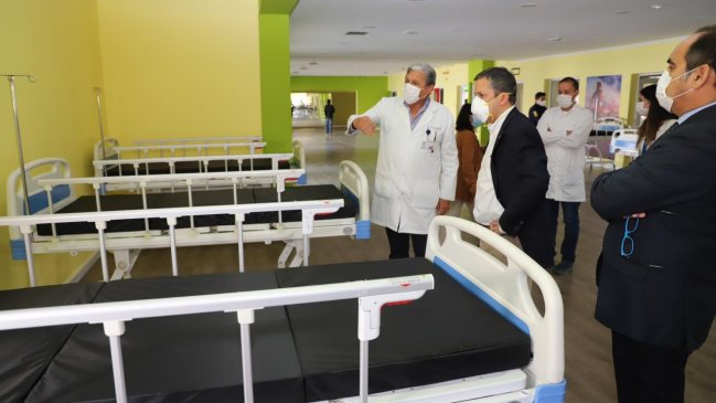 Instalan primeras camas en hospital de campaña del Estadio El Teniente de Rancagua