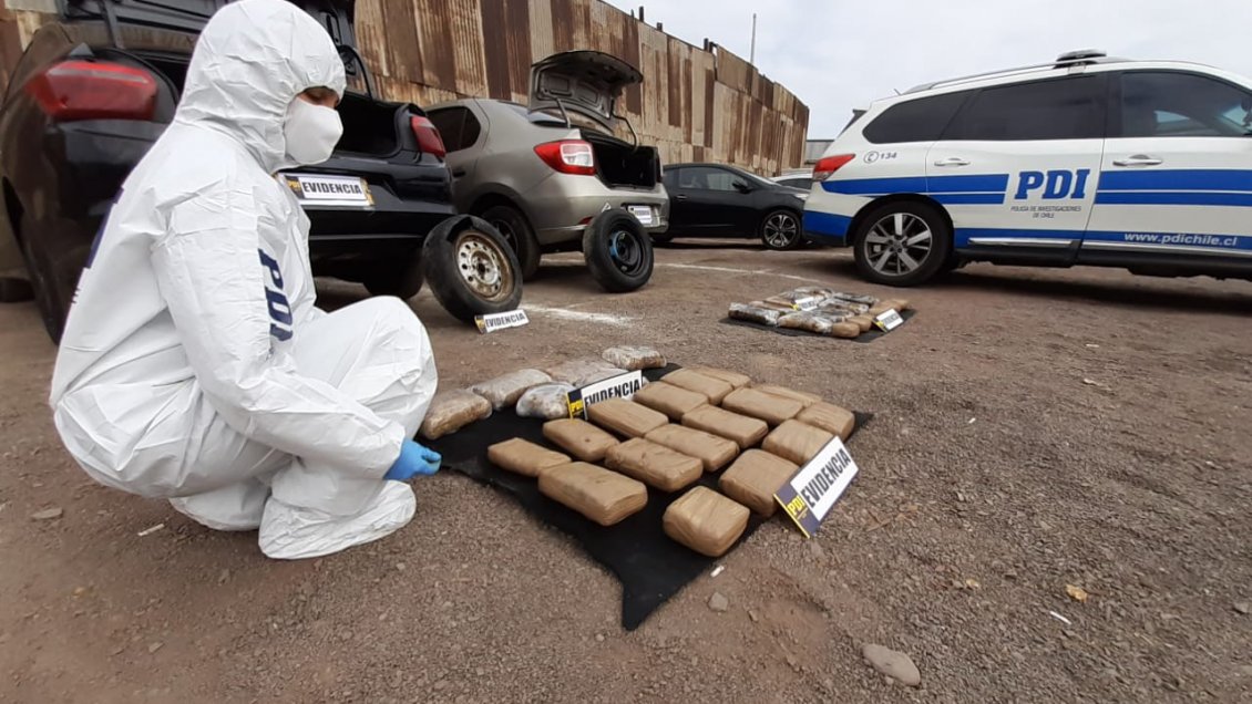 PDI detiene a dos sujetos acusados de transportar más de 25 kilos de marihuana al interior de vehículos