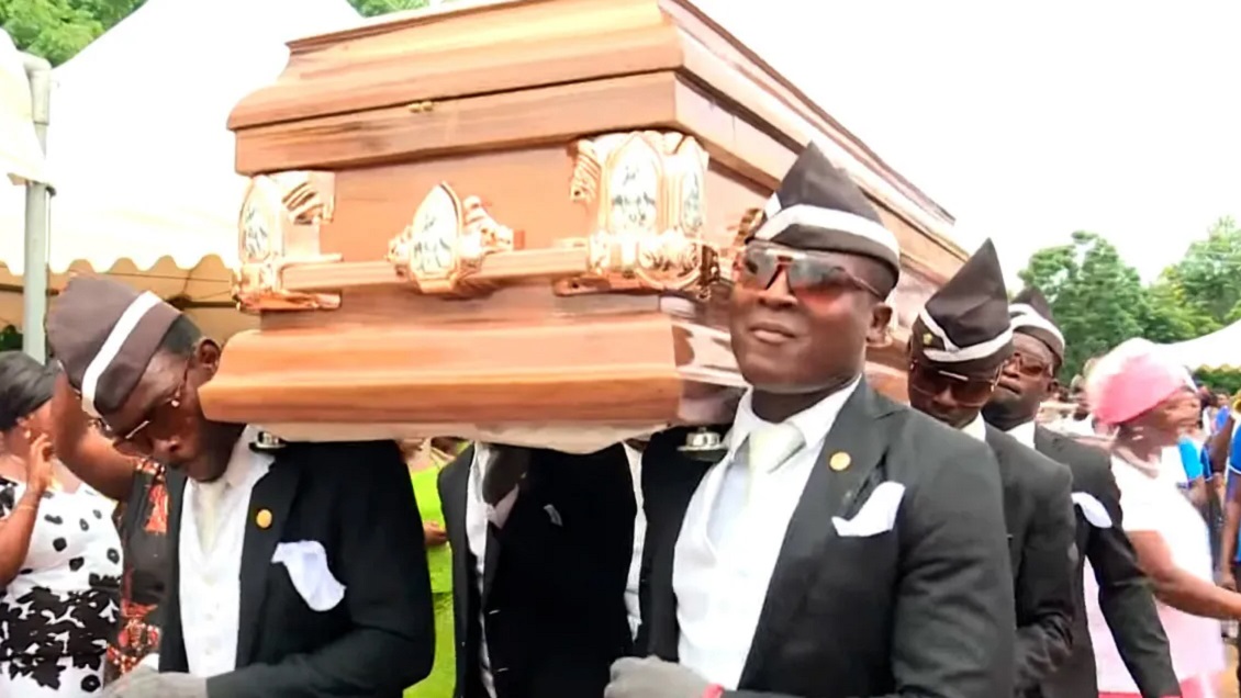 Creador del baile con el ataúd en Ghana respondió a los memes