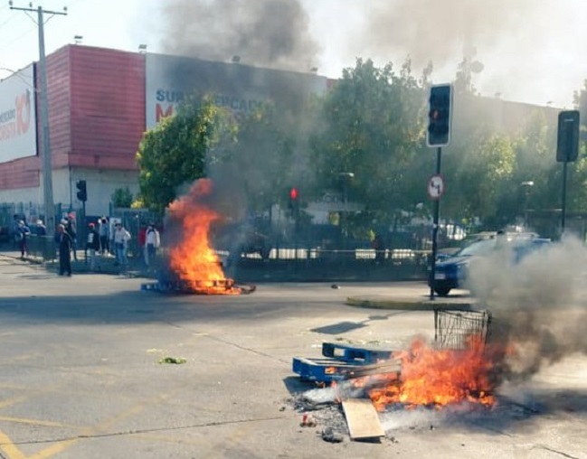 Comerciantes informales protestaron con barricadas en el centro de Concepción