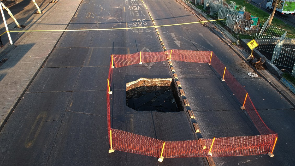 Serviu reparará en una semana el socavón que apareció el domingo en la Alameda