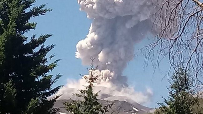 Volcán Chillán registró pulso eruptivo con fumarola que sobrepasó los 2,5 kilómetros de altura
