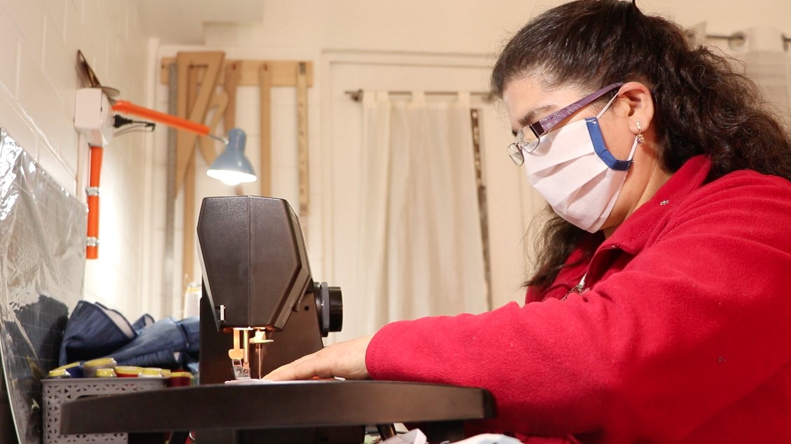 Dirigentes sociales fabrican mascarillas para personal de la salud de O'Higgins