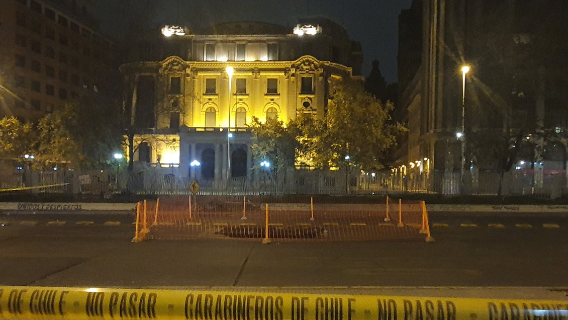 Socavón en plena Alameda obligó a desviar el tránsito