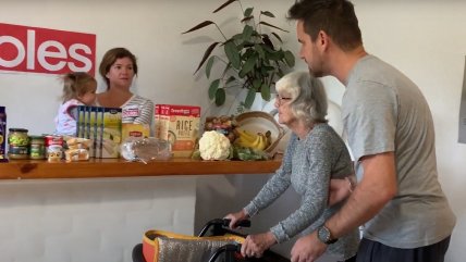  Arman supermercado en casa para abuela con Alzheimer  